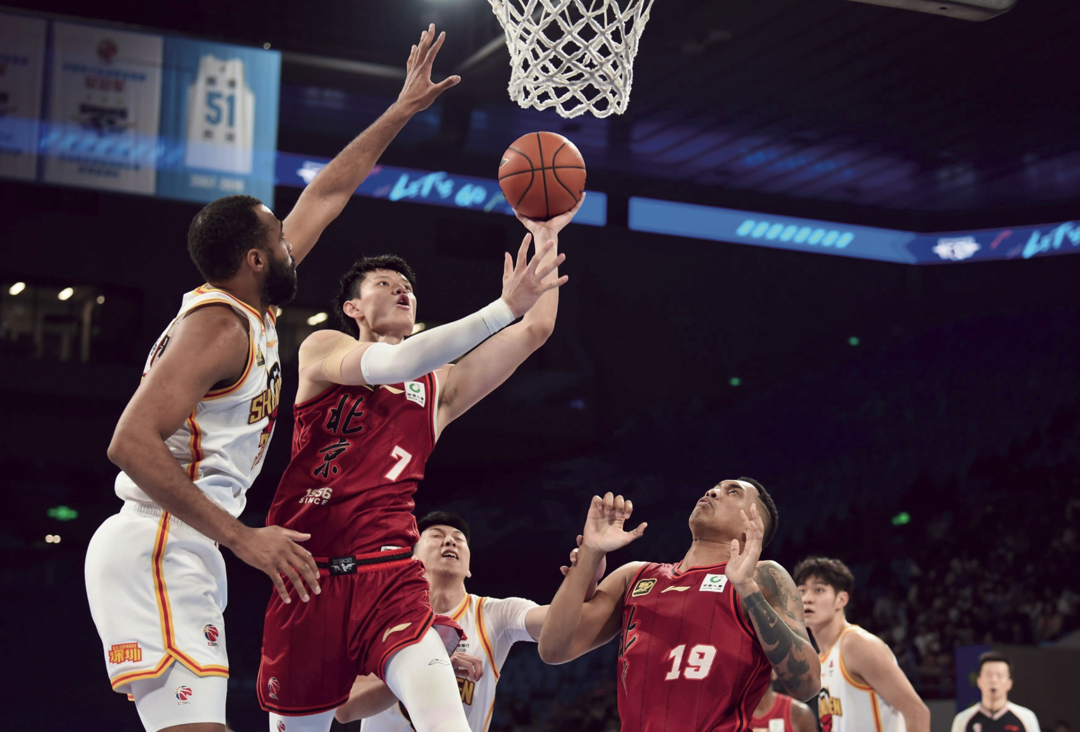 时时彩预测-关键战役，球队突破战线取胜，领跑CBA联赛后期冲刺的简单介绍