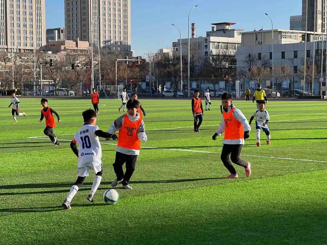 时时彩开奖直播-激烈的足球比赛中选手们展现出实力实力